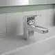 Waschtischarmatur von Ideal Standard in Chromoptik, elegant gestaltet mit klaren Linien, montiert auf weißem Waschbecken vor gefliester Wand.